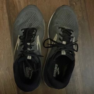 Size 15 men’s brooks shoes